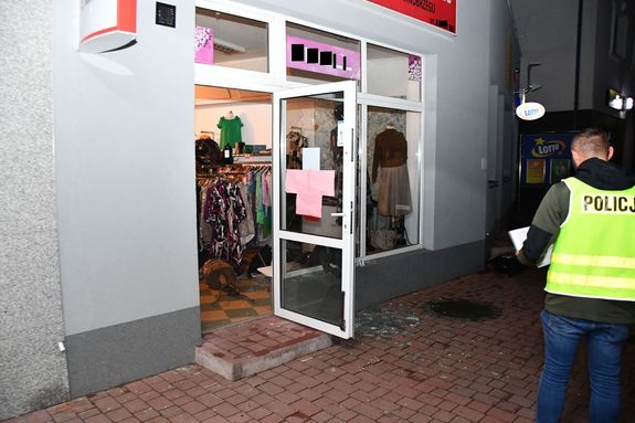 Na zdjęciu policjant KMP w Tarnobrzegu, wykonuje oględziny przed sklepem do którego włamał się sprawca