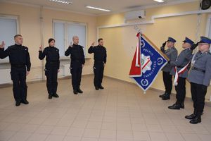 Ślubowanie  nowo przyjętych policjantów. Uroczysta zbiórka odbyła się w świetlicy KMP w Tarnobrzegu.