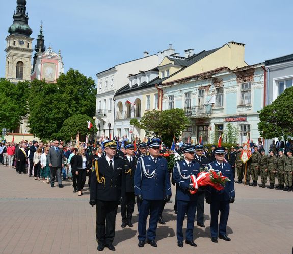 Święto uchwalenia Konstytucji 3 Maja z udziałem policjantów- delegacja KMP w Tarnobrzegu.