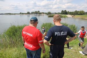 Jezioro Tarnobrzeskie -Spotkanie policjantów z uczniami Szkoły Podstawowej nr 9 w Tarnobrzegu