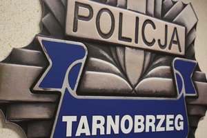 Na zdjęciu widoczny logotyp - gwiazda policyjna z napisem Policja, Tarnobrzeg