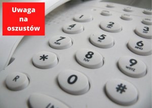 Na zdjęciu widoczny telefon stacjonarny. W przybliżeniu klawiatura z cyframi oraz napis Uwaga Oszuści.