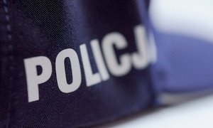 Na zdjęciu fragment umundurowania policyjnego i napis policja.