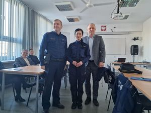 Na zdjęciu asp. szt. Edyta Draus z Komendy Wojewódzkiej Policji w Rzeszowie, st.asp. Stanisław Ciba z Komendy Miejskiej Policji w Tarnobrzegu oraz pan Piotr Wałcerz dyrektor Szkoły Mistrzostwa &quot; Siarka&quot; w Tarnobrzegu