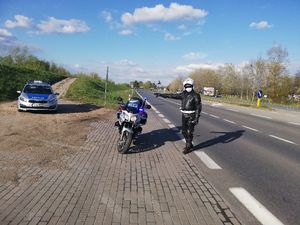 Policjant ruchu drogowego KMP w Tarnobrzegu patroluje ulice miasta