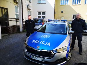 Na zdjęciu dwaj policjanci z Posterunku Policji w Grębowie, którzy udzielili pomocy starszemu mężczyźnie, który złamał nogę i nie mógł wstać o własnych siłach.