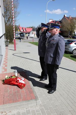 I Zastępca Komendanta Miejskiego Policji w Tarnobrzegu podinsp. Rajmund Murek i Zastępca Komendanta Miejskiego Policji w Tarnobrzegu podinsp. Mariusz Stasiak  oddają hołd pomordowanym policjantom  w 1940r.