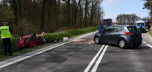 Wypadek drogowy w Jadachach na drodze krajowej nr 9. na zdjęciu widoczny pojazd marki seicento i hyundai