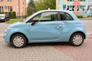 Zniszczony fiat 500. Wandal uszkodził drzwi