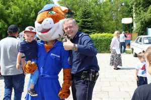 Policjant KMP Tarnobrzeg z Maskotką Policyjną Ryś.