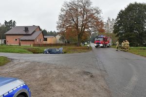 Kolizja drogowa w krawcach. Volkswagen wjechał do rowu