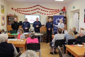 Policjanci podczas debaty Bezpieczny Senior - Dzienny Dom Seniora w Tarnobrzegu