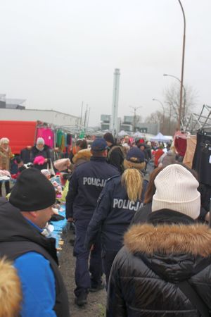 Stop kieszonkowcom! Policyjne działania na miejskim targowisku przy ul. Kwiatkowskiego w Tarnobrzegu.