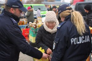 Stop kieszonkowcom! Policyjne działania na miejskim targowisku przy ul. Kwiatkowskiego w Tarnobrzegu.