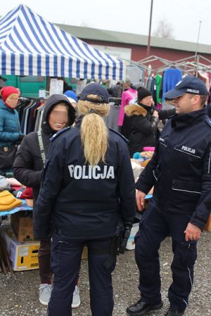 Stop kieszonkowcom! Policyjne działania na miejskim targowisku przy ul. Kwiatkowskiego w Tarnobrzegu.