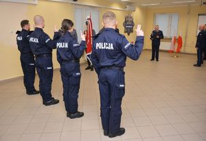 Ślubowanie  nowo przyjętych policjantów. Uroczysta zbiórka odbyła się w świetlicy KMP w Tarnobrzegu.