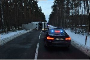 Miejscowość Durdy- dw nr. 872. Ciągnik siodłowy marki Renault wjechał do rowu. Kierowca był pijany.