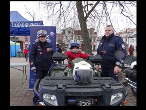 Na zdjęciu policjanci z Wydz. Ruchu Drogowego Komendy Miejskiej Policji w Tarnobrzegu podczas 32.Finału WOŚP.