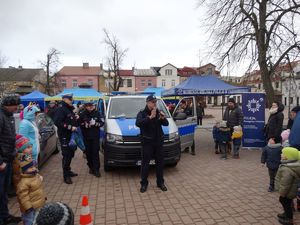 Na zdjęciu policjant z Wydz. Prewencji Komendy Miejskiej Policji w Tarnobrzegu podczas 32.Finału WOŚP.