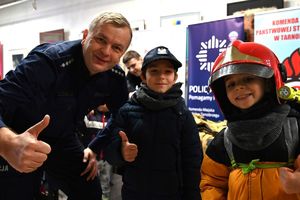 Tarnobrzeski Dom Kultury- spotkanie policjantów z dziećmi, które zimowy odpoczynek spędzają w mieście.