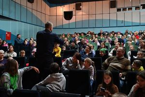 Tarnobrzeski Dom Kultury- spotkanie policjantów z dziećmi, które zimowy odpoczynek spędzają w mieście.