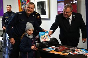 Tarnobrzeski Dom Kultury- spotkanie policjantów z dziećmi, które zimowy odpoczynek spędzają w mieście.