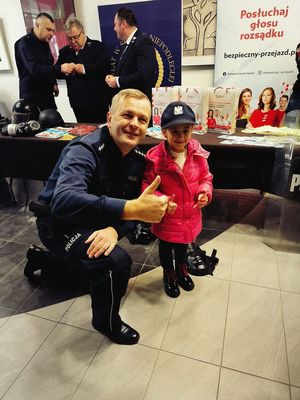 Tarnobrzeski Dom Kultury- spotkanie policjantów z dziećmi, które zimowy odpoczynek spędzają w mieście.