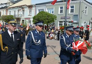 Święto uchwalenia Konstytucji 3 Maja z udziałem policjantów- delegacja KMP w Tarnobrzegu.