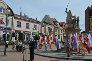 Prezydent Tarnobrzega Dariusz Bożek podczas obchodów  3 Maja