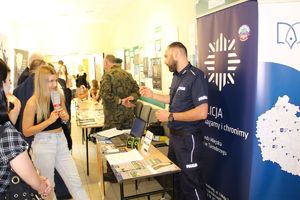 Targi Pracy i Edukacji w Tarnobrzegu. Policjanci z KMP w Tarnobrzegu promują zawód policjanta.