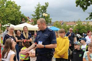 Piknik z Okazji Dnia Dziecka z udziałem policjantów z Komendy Miejskiej Policji w Tarnobrzegu.