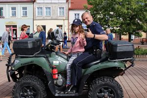 Piknik z Okazji Dnia Dziecka z udziałem policjantów z Komendy Miejskiej Policji w Tarnobrzegu.