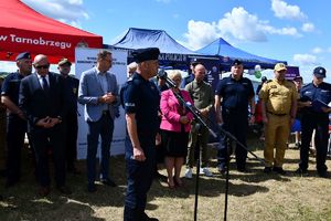 Piknik Plenerowy kręci mnie bezpieczeństwo nad wodą - Jezioro Tarnobrzeskie. Na zdjęciu widoczni przedstawiciele władz administracji rządowej służb ratowniczych i władz samorządowych.