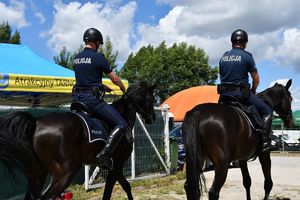 Piknik Plenerowy kręci mnie bezpieczeństwo nad wodą - Jezioro Tarnobrzeskie.Na zdjęciu patrol konny z KWP w Rzeszowie.