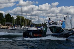 Piknik Plenerowy kręci mnie bezpieczeństwo nad wodą - Jezioro Tarnobrzeskie. Na zdjęciu policyjni wodniacy w łodzi.