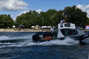 Piknik Plenerowy kręci mnie bezpieczeństwo nad wodą - Jezioro Tarnobrzeskie. Na zdjęciu policyjni wodniacy