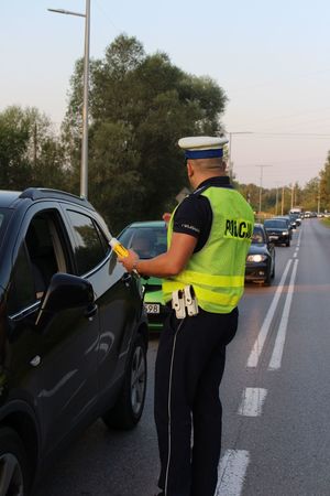 Działania &quot;Trzeźwy poranek&quot; w Tarnobrzegu przy ul. Zakładowej. Policjanci ruchu drogowego sprawdzali stan trzeźwości kierowców.