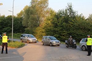 Działania &quot;Trzeźwy poranek&quot; w Tarnobrzegu przy ul. Zakładowej. Policjanci ruchu drogowego sprawdzali stan trzeźwości kierowców.