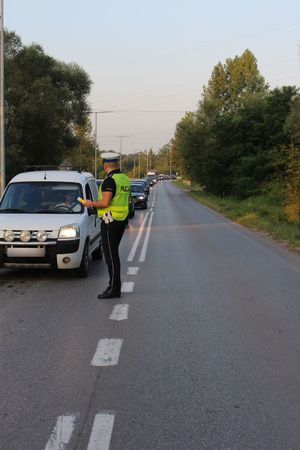 Działania &quot;Trzeźwy poranek&quot; w Tarnobrzegu przy ul. Zakładowej. Policjanci ruchu drogowego sprawdzali stan trzeźwości kierowców.