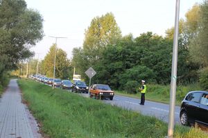 Działania &quot;Trzeźwy poranek&quot; w Tarnobrzegu przy ul. Zakładowej. Policjanci ruchu drogowego sprawdzali stan trzeźwości kierowców.