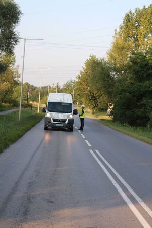 Działania &quot;Trzeźwy poranek&quot; w Tarnobrzegu przy ul. Zakładowej. Policjanci ruchu drogowego sprawdzali stan trzeźwości kierowców.