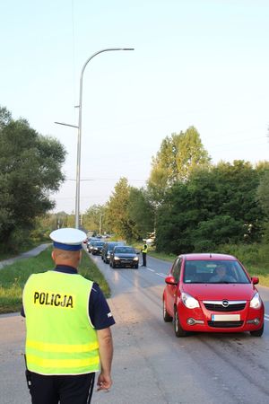 Działania &quot;Trzeźwy poranek&quot; w Tarnobrzegu przy ul. Zakładowej. Policjanci ruchu drogowego sprawdzali stan trzeźwości kierowców.