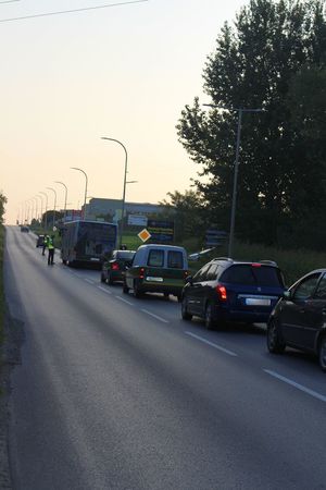 Działania &quot;Trzeźwy poranek&quot; w Tarnobrzegu przy ul. Zakładowej. Policjanci ruchu drogowego sprawdzali stan trzeźwości kierowców.