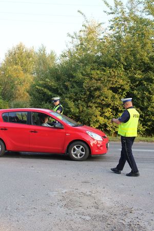 Działania &quot;Trzeźwy poranek&quot; w Tarnobrzegu przy ul. Zakładowej. Policjanci ruchu drogowego sprawdzali stan trzeźwości kierowców.