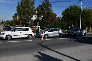 Na zdjęciu pojazdy uczestniczące w zdarzeniu drogowym, do jakiego doszło na ul. Sienkiewicza w Tarnobrzegu. obok pojazdów policjant ruchu drogowego wykonujący oględziny samochodów.