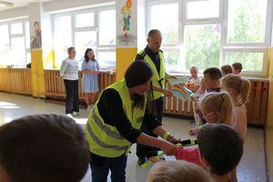 Policjant z KMP w Tarnobrzegu i pracownica WORD w Tarnobrzegu,prowadzą spotkanie z uczniami klas I Szkoły Podstawowej nr.9 w Tarnobrzegu.