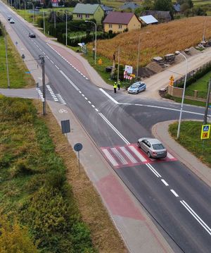 Działania Prędkość. Policjanci ruchu drogowego na ul. Warszawskiej w Tarnobrzegu prowadzą kontrole prędkości.