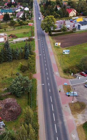 Działania Prędkość. Policjanci ruchu drogowego na ul. Warszawskiej w Tarnobrzegu prowadzą kontrole prędkości.