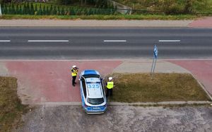 Działania Prędkość. Policjanci ruchu drogowego na ul. Warszawskiej w Tarnobrzegu prowadzą kontrole prędkości.