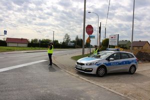 Policjanci ruchu drogowego podczas działań &quot;Prędkość&quot;. Kontrole prowadzą na ul. Warszawskiej w Tarnobrzegu.